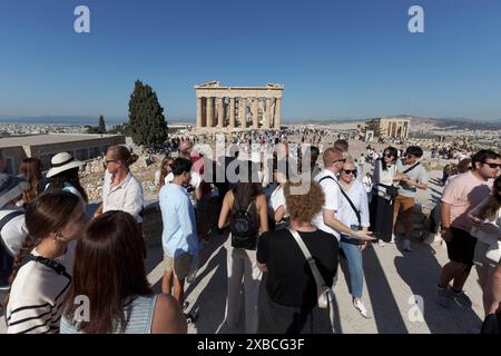 Les touristes foule le point de vue sur l'Acropole, vue du temple du Parthénon, Athènes, Grèce Banque D'Images