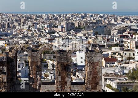 Vue sur l'arc de fenêtre de l'Odéon d'Hérode Atticus à Athènes et la mer Égée, Grèce Banque D'Images