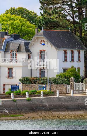 Maison historique sur le front de mer à Benodet, Finistère Penn Ar Bed, Bretagne Breizh région, France Banque D'Images