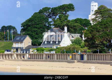 Promenade en bord de mer de Benodet, Finistère Penn Ar Bed Department, Bretagne Breizh region, France Banque D'Images