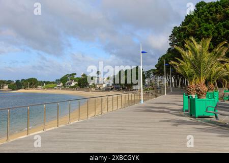 Promenade en bord de mer de Benodet, Finistère Penn Ar Bed Department, Bretagne Breizh region, France Banque D'Images