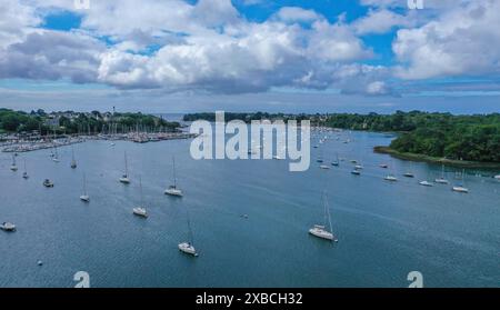 Vue aérienne de l'embouchure de la rivière Odet dans l'océan Atlantique avec Benodet à gauche et Combrit à droite, Finistère Penn Ar Bed Banque D'Images