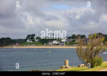 Plage de Benodet avec phare, Finistère Penn Ar Bed département, Bretagne Breizh région, France Banque D'Images