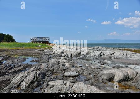 Plate-forme observatoire en bois sur Island cape par une journée ensoleillée. Rochers arrondis par l'océan. Ile aux lièvres sur le fleuve Saint-Laurent Banque D'Images