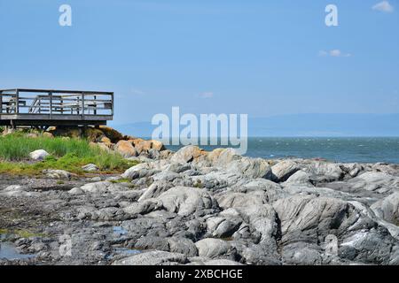 Plate-forme observatoire en bois sur Island cape par une journée ensoleillée. Rochers arrondis par l'océan. Ile aux lièvres sur le fleuve Saint-Laurent Banque D'Images