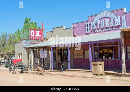 Wagon devant le célèbre O.K. Corral sur East Allen Street du centre-ville de Tombstone Arizona — avril 2024 Banque D'Images