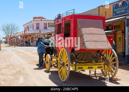 Cale tirée par des chevaux sur un chemin de terre bordée de vieilles devantures de magasins de l'ouest de style territorial à Tombstone Arizona — avril 2024 Banque D'Images