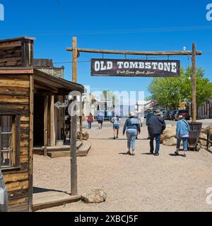 Panneau d'entrée en bois rustique saluant les touristes au départ du parc à thème Old Tombstone dans le centre-ville de Tombstone Arizona - avril 2024 Banque D'Images