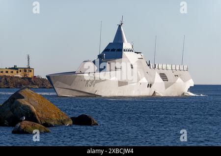 La corvette de la marine suédoise 'Nyköping' k34, navigant dans les environs du port de la ville de Karshamn. Banque D'Images
