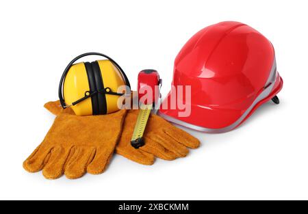 Casque de sécurité orange, gants de protection, mètre ruban et protections auditives isolés sur blanc Banque D'Images