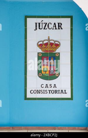 Juzcar, ESPAGNE - AVRIL 28 2024 : visite du village bleu des Schtroumpfs à Juzcar, Espagne le 28 avril 2024 Banque D'Images