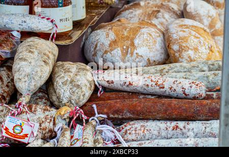 Juzcar, ESPAGNE - AVRIL 28 2024 : délicats sur le marché local à Juzcar, Espagne le 28 avril 2024 Banque D'Images