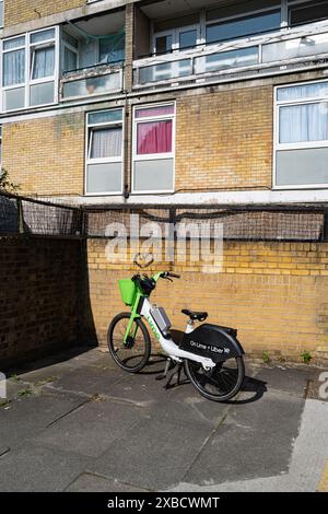 Lime est le plus grand fournisseur de véhicules électriques partagés au monde. Cette photo représente des vélos Lime mis au rebut à Londres au Royaume-Uni Banque D'Images