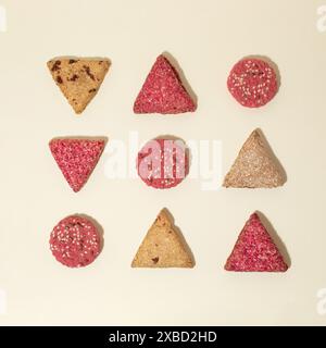 Motif de biscuits roses doux. Concept d'alimentation légère diététique. Sans sucre Banque D'Images