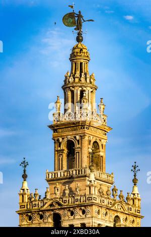 Gros plan de la statue de la foi au sommet de la Giralda, le clocher emblématique de Séville, en Espagne. Banque D'Images