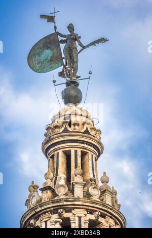 Gros plan de la statue de la foi au sommet de la Giralda, le clocher emblématique de Séville, en Espagne. Banque D'Images