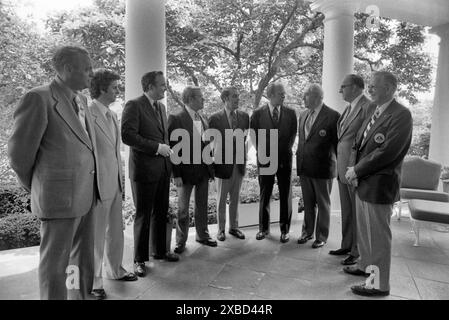 Cette photographie représente le président Gerald R. Ford debout avec un groupe de huit hommes sur la Colonnade à l'extérieur du Bureau ovale. Le groupe comprend plusieurs membres du comité organisateur de Lake Placid, qui était responsable de la préparation des Jeux olympiques d'hiver de 1980 à Lake Placid, New York, en mai 1976 Banque D'Images