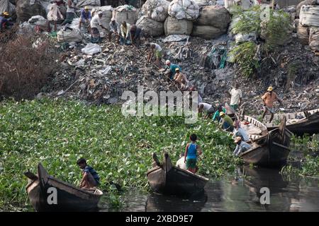 Dhaka, Bangladesh. 11 juin 2024. En raison de l'abondance de jacinthes d'eau dans un canal de la rivière Buriganga, la traversée des bateaux a été obstruée. Les bateliers font donc le chemin pour traverser le bateau en enlevant la jacinthe d’eau dans la région de Kamrangir Char à Dhaka, Bangladesh, mardi 11 juin 2024. (Crédit image : © Md. Rakibul Hasan/ZUMA Press Wire) USAGE ÉDITORIAL SEULEMENT! Non destiné à UN USAGE commercial ! Banque D'Images