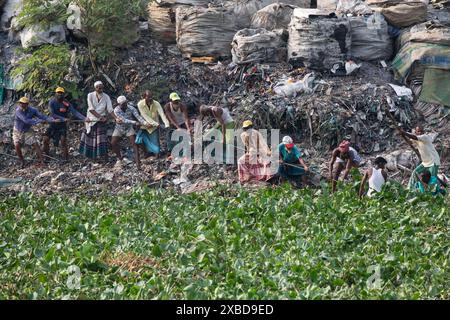 Dhaka, Bangladesh. 11 juin 2024. En raison de l'abondance de jacinthes d'eau dans un canal de la rivière Buriganga, la traversée des bateaux a été obstruée. Les bateliers font donc le chemin pour traverser le bateau en enlevant la jacinthe d’eau dans la région de Kamrangir Char à Dhaka, Bangladesh, mardi 11 juin 2024. (Crédit image : © Md. Rakibul Hasan/ZUMA Press Wire) USAGE ÉDITORIAL SEULEMENT! Non destiné à UN USAGE commercial ! Banque D'Images