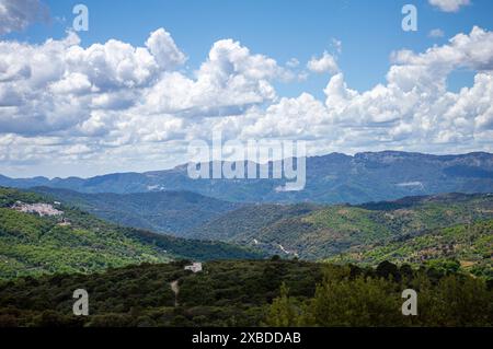 Magnifique paysage de la vallée de Genal dans le parc national de la Sierra de las Nieves, Andalousie, sud de l'Espagne Banque D'Images