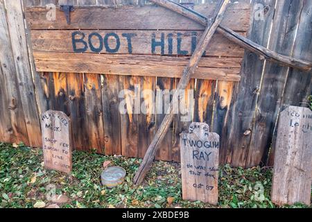 Pierres tombales du cimetière Boot Hill Graveyard, musée Little Hollywood et Trading Post Backyard Western Movie Stage Replica, Kanab Southern Utah USA Banque D'Images