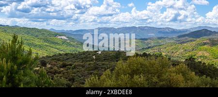 Magnifique paysage de la vallée de Genal dans le parc national de la Sierra de las Nieves, Andalousie, sud de l'Espagne Banque D'Images