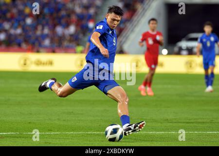 Bangkok, Thaïlande. 11 juin 2024. Sapachai Chaided, thaïlandais, participe au match du Groupe C des qualifications asiatiques de la Coupe du monde de la FIFA 2026 entre la Thaïlande et Singapour à Bangkok, Thaïlande, le 11 juin 2024. Crédit : Rachen Sageamsak/Xinhua/Alamy Live News Banque D'Images