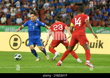 Bangkok, Thaïlande. 11 juin 2024. Supachok Sarachat (l), thaïlandais, participe au match du Groupe C des qualifications asiatiques de la Coupe du monde de la FIFA 2026 entre la Thaïlande et Singapour à Bangkok, Thaïlande, le 11 juin 2024. Crédit : Rachen Sageamsak/Xinhua/Alamy Live News Banque D'Images