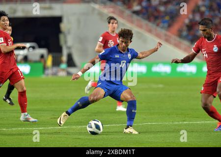 Bangkok, Thaïlande. 11 juin 2024. Suphanat Mueanta (C), thaïlandais, participe au match du Groupe C des qualifications asiatiques de la Coupe du monde de la FIFA 2026 entre la Thaïlande et Singapour à Bangkok, Thaïlande, le 11 juin 2024. Crédit : Rachen Sageamsak/Xinhua/Alamy Live News Banque D'Images