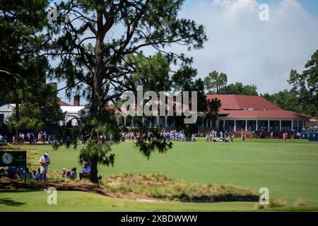 Village de Pinehurst, États-Unis. 11 juin 2024. Le club-House Pinehurst No. 2 est vu pendant les entraînements en prévision du 124e championnat américain Open au Pinehurst Resort & C.C. à Pinehurst, NC, le mardi 11 juin 2024. Photo de Veasey Conway/UPI crédit : UPI/Alamy Live News Banque D'Images