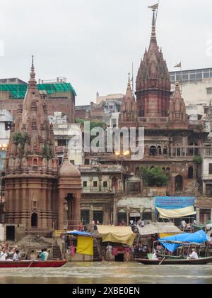 Bateaux, gats et personnes au bord du Gange à Varanasi, Inde Banque D'Images