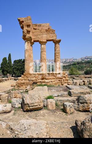 Temple des Dioscuri dans la Vallée des temples à Agrigente, Sicile, Italie Banque D'Images