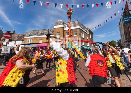 Angleterre, Kent, Rochester, participants au Festival annuel des balayages, Morris Dancers et Maypole Banque D'Images