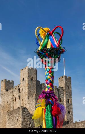 Angleterre, Kent, Rochester, Festival annuel des balayages, Maypole et château de Rochester Banque D'Images
