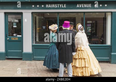 Angleterre, Kent, Rochester, les gens habillés en costume de l'époque victorienne au Festival annuel de Dickens Banque D'Images