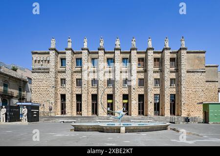 Ragusa, Italie - 26 août 2023 : Bureau de poste à Ragusa Superiore, Sicile, Italie, construit en 1930. Architecture typique de l'époque de Benito Mussolini. Banque D'Images