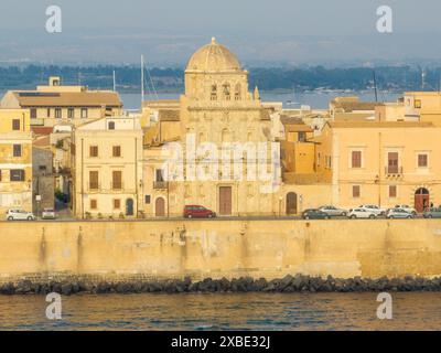 Le dôme de l'Église du Saint-Esprit (chiesa dello Spirito Santo - 1727).Île d'Ortygia (Ortigia), centre historique de Syracuse, île de Sicile Banque D'Images