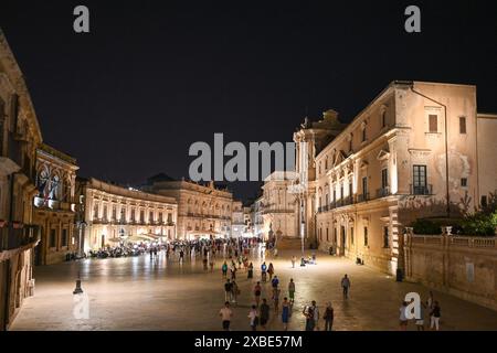 Syracuse, Italie - 24 août 2023 : Piazza del Duomo au crépuscule Syracuse, Sicile, Italie Banque D'Images