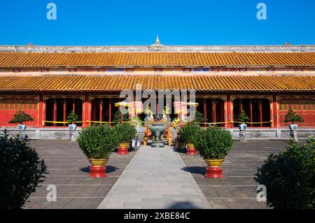 Vietnam : Thế Miếu (le Mieu) temple ancestral, la Cité Impériale, la Citadelle, Hue. Le Thế Miếu, également appelé Thế Tổ Miếu, est un temple ancestral construit sur ordre de l'empereur Minh Mạng en 1822-1823. Il honore les empereurs de la dynastie Nguyễn. Neuf urnes dynastiques (cửu đỉnh 九鼎 vietnamien) devant le Thế Miếu ont également été coulées en 1822 et dédiées aux neuf premiers empereurs Nguyen. Banque D'Images