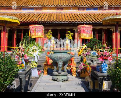 Vietnam : Thế Miếu (le Mieu) temple ancestral, la Cité Impériale, la Citadelle, Hue. Le Thế Miếu, également appelé Thế Tổ Miếu, est un temple ancestral construit sur ordre de l'empereur Minh Mạng en 1822-1823. Il honore les empereurs de la dynastie Nguyễn. Neuf urnes dynastiques (cửu đỉnh 九鼎 vietnamien) devant le Thế Miếu ont également été coulées en 1822 et dédiées aux neuf premiers empereurs Nguyen. Banque D'Images