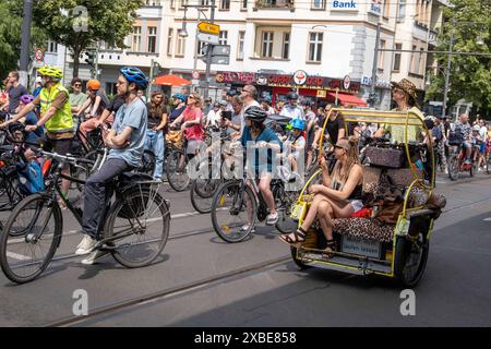 Fahrradfahrer in Berlin-Pankow BEI der jährlichen Fahrrad-Sternfahrt des Allgemeinen Deutschen Fahrrad clubs ADFC durch Berlin- mit der Sternfahrt unter dem motto Alle auf s Rad Fordern tausende Fahrradfahrer mehr Sicherheit für Radfahrende im Straßenverkehr und einen Ausbau der Radverkehrswege. / Cyclistes à Berlin-Pankow pendant le rallye cycliste annuel de l'Allgemeiner Deutscher Fahrrad Club ADFC à Berlin- avec le rallye sous la devise tout le monde sur un vélo , des milliers de cyclistes exigent plus de sécurité pour les cyclistes dans la circulation routière et une extension des pistes cyclables. Sternfahrt der Fahrradfah Banque D'Images