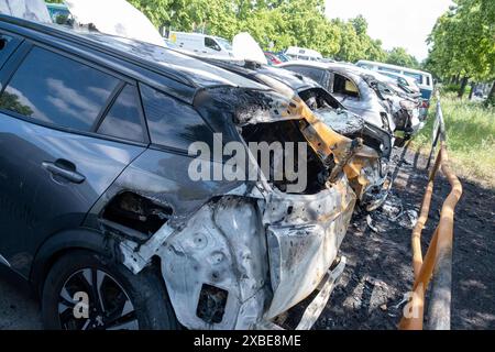 Ausgebrannte Fahrzeuge nach vermutlicher Brandstiftung in der Ostseestraße in Berlin-Prenzlauer Berg. / Véhicules brûlés après un incendie criminel présumé à Ostseestraße à Berlin-Prenzlauer Berg. Ausgebrannte Fahrzeuge *** incendié des véhicules après un incendie criminel présumé à Ostseestraße à Berlin Prenzlauer Berg brûlé des véhicules après un incendie criminel présumé à Ostseestraße à Berlin Prenzlauer Berg brûlé des véhicules snph202406026286.jpg Banque D'Images