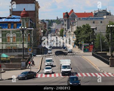 Non exclusif : KHARKIV, UKRAINE - 8 JUIN 2024 - des voitures sont vues dans la rue, Kharkiv, au nord-est de l'Ukraine. Banque D'Images