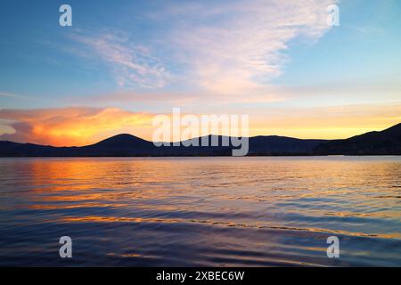 Croisière sur le lac Titicaca, le plus haut lac navigable du monde à Sunset, Puno, Pérou, Amérique du Sud Banque D'Images