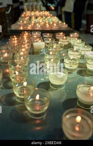 Des bougies sont allumées dans les églises pour demander des faveurs aux saints Banque D'Images