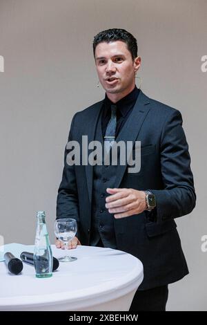 11.06.2024. Neuss. Seit dem 1. Avril 2022 ist Alexander Dierselhuis Polizeipräsident in Duisburg und somit der jüngste Polizeipräsident in NRW. Der studierte Jurist und major der Reserve War von 2011 bis 2019 als Staatsanwalt BEI der Düsseldorfer Justiz tätig. Neuss Gut Gnadental Nordrhein-Westfalen Deutschland *** 11 06 2024 Neuss Alexander Dierselhuis est chef de la police à Duisbourg depuis le 1er avril 2022, ce qui en fait le plus jeune chef de la police de Rhénanie du Nord-Westphalie, diplômé en droit et major de réserve, a travaillé comme procureur de la République dans le système judiciaire de Düsseldorf de 2011 à 2019 Neus Banque D'Images