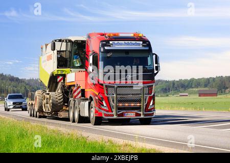 Remorque à chargement surbaissé VOLVO FH16 Kosken Autokeskus transporte la moissonneuse-batteuse CLAAS Lexion 560 comme charge exceptionnelle. Salo, Finlande. 31 mai 2024. Banque D'Images