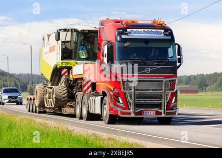 Remorque à chargement surbaissé VOLVO FH16 Kosken Autokeskus transporte la moissonneuse-batteuse CLAAS Lexion 560 comme charge exceptionnelle. Salo, Finlande. 31 mai 2024. Banque D'Images