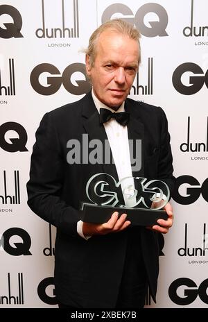 Photo datée du 07/09/10 de Martin amis avec son Prix de l'écrivain de l'année aux GQ Men of the Year Awards 2010 au Royal Opera House, Covent Garden, Londres. La veuve de l'auteur britannique Sir Martin amis recevra l'insigne de chevalerie de son défunt mari de la part de la princesse royale lors d'une cérémonie d'investiture au château de Windsor. Date d'émission : mercredi 12 juin 2024. Banque D'Images