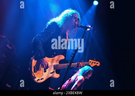 Glenn Hughes beim Konzert mit seiner Band AM 15. Mai 2024 im Boerderij in Zoetermeer, Niederlande. Glenn Hughes a 15 ans. Mai 2024 im Boerderij in Zoetermeer, Niederlande anlässlich seiner 50 Years Burn album Tour 2024. Zoetermeer Südholland Niederlande *** Glenn Hughes en concert avec son groupe le 15 mai 2024 au Boerderij à Zoetermeer, pays-Bas Glenn Hughes le 15 mai 2024 au Boerderij à Zoetermeer, pays-Bas à l'occasion de sa tournée de 50 ans Burn album Tour 2024 Zoetermeer South Holland pays-Bas Banque D'Images